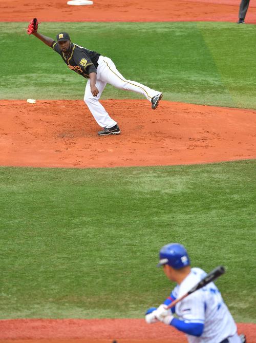 1回裏DeNA1死一、二塁、マウンドで足を滑らせ筒香嘉智に四球を与えるオネルキ・ガルシア（撮影・上田博志）