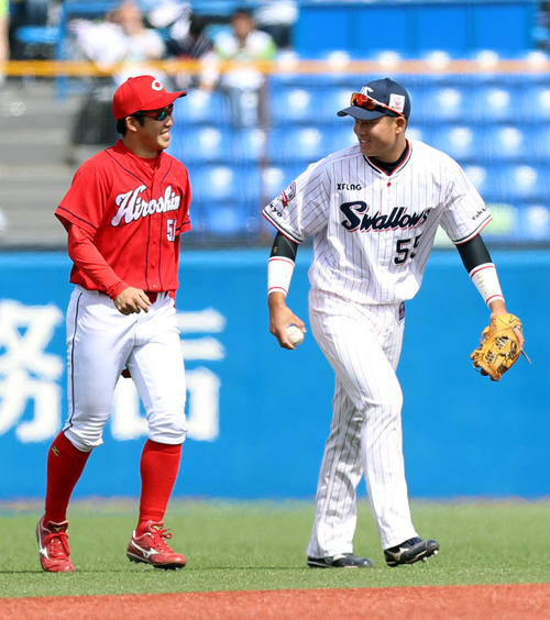 ヤクルト対広島　試合前、談笑する小園（左）と村上（撮影・狩俣裕三）