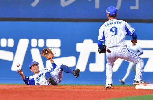 6回表阪神無死一、二塁、エフレン・ナバーロの打球を好捕し一塁走者の伊藤隼太を封殺する柴田竜拓（撮影・上田博志）
