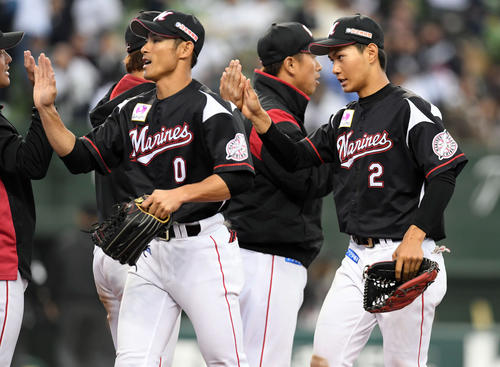 西武対ロッテ　ロッテに快勝しナインとハイタッチするロッテ藤原恭大（右）（撮影・たえ見朱実）