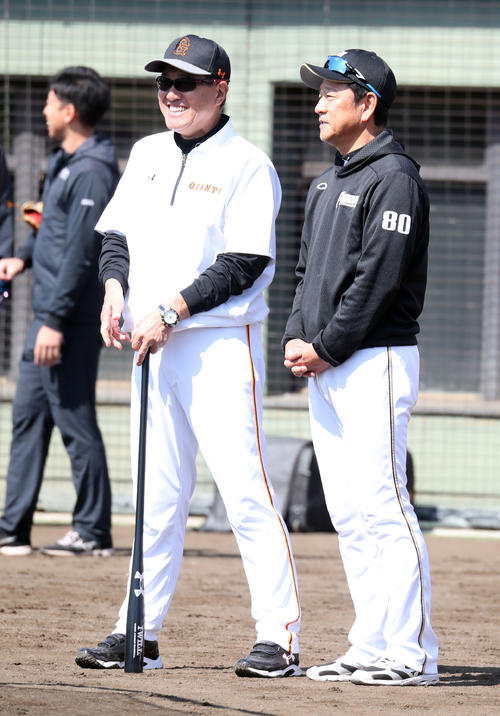 巨人対日本ハム 試合前、談笑する巨人原監督(左)と日本ハム栗山監督(撮影・垰建太)
