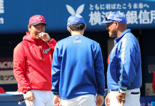 DeNA対広島 DeNA練習中、ラミレス監督(右)と会話する広島長野(左)(撮影・鈴木正人)