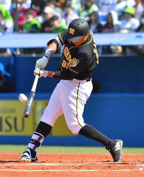 ヤクルト対阪神 1回表阪神2死、左越えにソロ本塁打を放つエフレン・ナバーロ(撮影・上田博志)