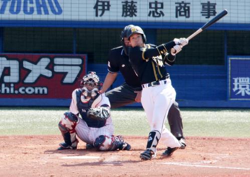 ヤクルト対阪神 3回表阪神2死、中沢から本塁打を放つ梅野。捕手松本直(撮影・中島郁夫)