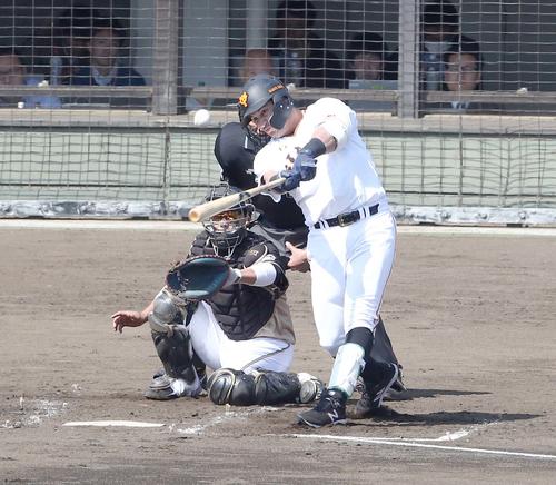 巨人対日本ハム 1回裏巨人1死満塁、左越え満塁本塁打を放つゲレーロ(撮影・黒川智章)