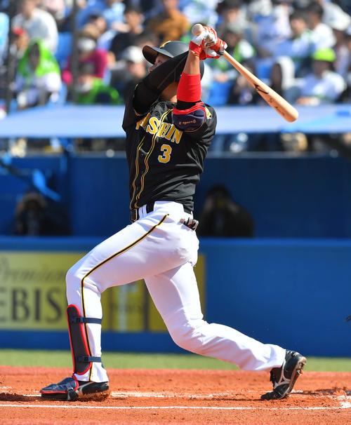 ヤクルト対阪神 1回表阪神1死一、二塁、左越え3点本塁打を放つ大山悠輔(撮影・上田博志)