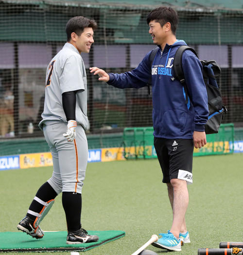 試合前、西武内海（右）は巨人炭谷と笑顔で談笑する（撮影・垰建太）
