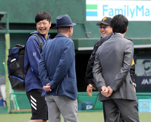 試合前、談笑する巨人原監督と西武内海（撮影・垰建太）