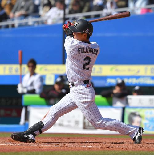 2回裏ロッテ2死、中前安打を放つ藤原（撮影・上田博志）