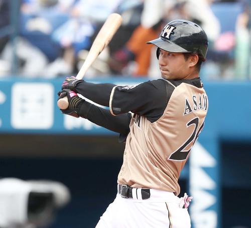DeNA対日本ハム　3回表日本ハム無死、中越え二塁打を放つ浅間（撮影・黒川智章）