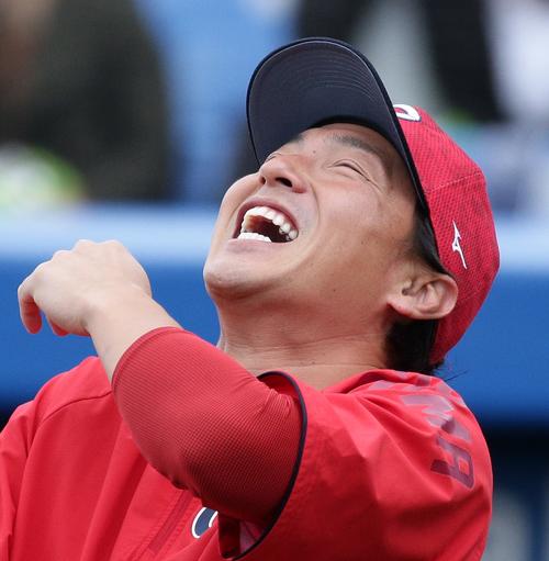 ヤクルト対広島　蓄えていたヒゲをそった広島長野（撮影・中島郁夫）