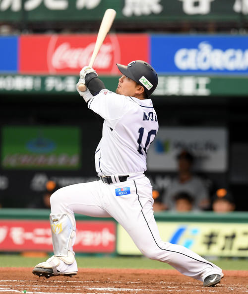 西武対巨人　4回裏西武1死、右越えにソロ本塁打を放つ森（撮影・たえ見朱実）