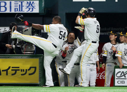 ソフトバンク対楽天　1回裏ソフトバンク1死一塁、アルフレド・デスパイネ・ロドリゲスは2点本塁打を放ちベンチ前でポーズ（撮影・栗木一考）