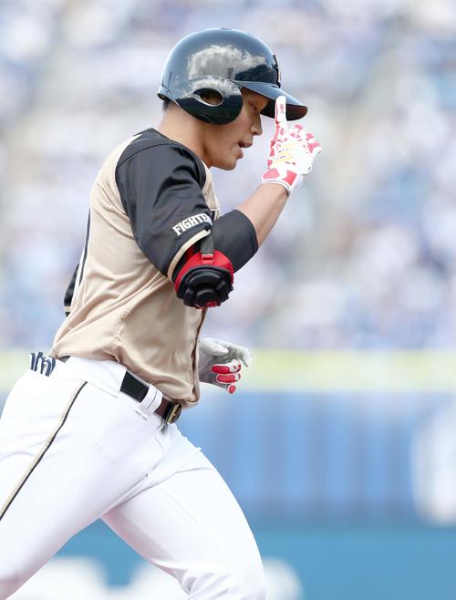 DeNA対日本ハム　5回表日本ハム無死、右越え本塁打を放とポーズをとる王柏融（撮影・黒川智章）