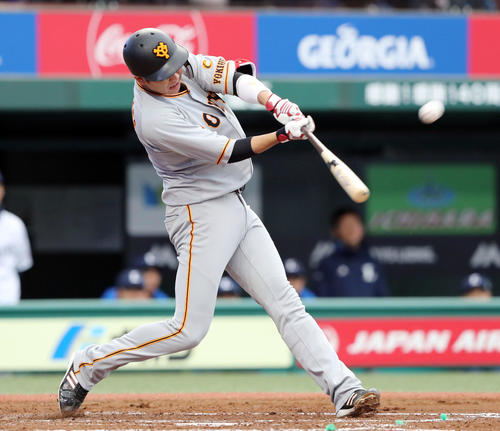 西武対巨人　5回表巨人1死二、三塁、左越え3点本塁打を放つ坂本勇（撮影・垰建太）