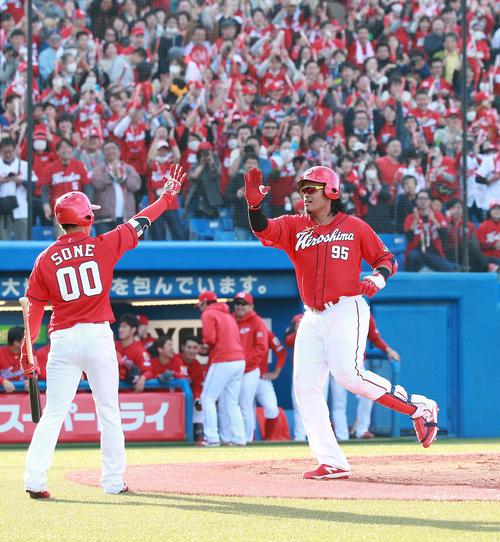 ヤクルト対広島　9回表広島1死、同点本塁打を放ち曽根（左）の出迎えを受けるバティスタ（撮影・中島郁夫）