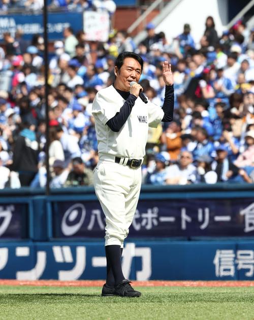 DeNA対日本ハム　試合前セレモニーで歌う山本譲二（撮影・黒川智章）