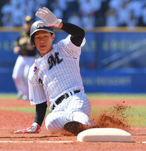 ロッテ対阪神　1回裏ロッテ無死一、二塁、中村奨の右飛で三塁へ滑り込む藤原（撮影・上田博志）