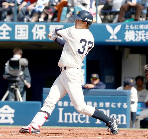 DeNA対日本ハム　1回裏DeNA1死、右越え本塁打を放つ楠本（撮影・黒川智章）
