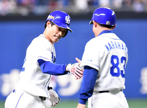 中日対楽天　3回裏中日無死、加藤は左越え本塁打を放ち奈良原コーチと笑顔で握手（撮影・前岡正明）