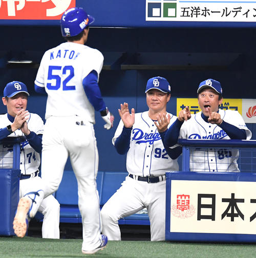 中日対楽天　3回裏中日無死、左越え本塁打を放った加藤（左）を笑顔で迎える（右から）村上コーチ、与田監督（撮影・前岡正明）