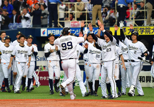 9回裏オリックス2死、左越えサヨナラ本塁打を放ちナインの出迎えを受ける杉本（手前）（撮影・清水貴仁）