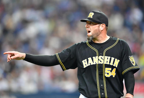 オリックス対阪神　1回、好守をみせた中堅手近本を指さすメッセンジャー（撮影・清水貴仁）