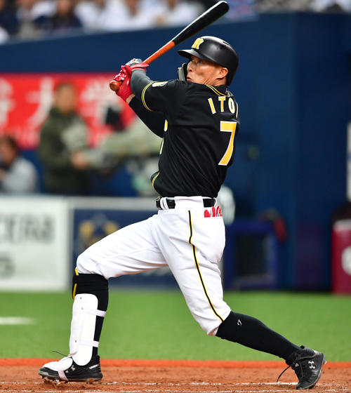 オリックス対阪神　4回表阪神無死、左越え本塁打を放つ糸井（撮影・清水貴仁）