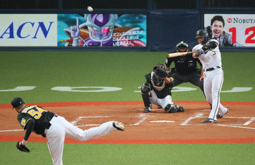 オリックス対阪神　3回裏オリックス無死、若月健矢は右越え先制本塁打を放つ（撮影・宮崎幸一）