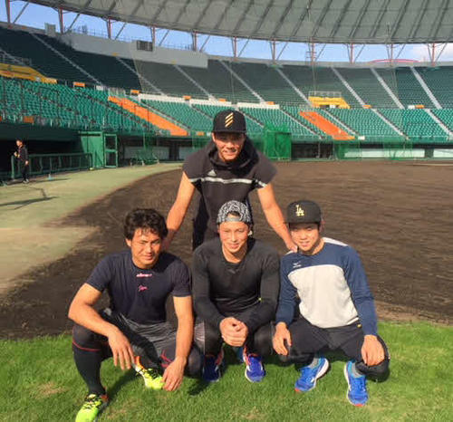 1月15日、合同自主トレで集合写真を撮る巨人坂本勇（後列）と前列左から巨人吉川大、北村、楽天西巻