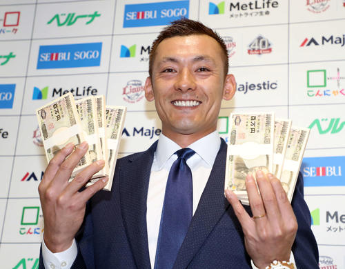 西武栗山（18年12月の契約更改の後、おもちゃの札束を手に笑顔で写真に納まる）