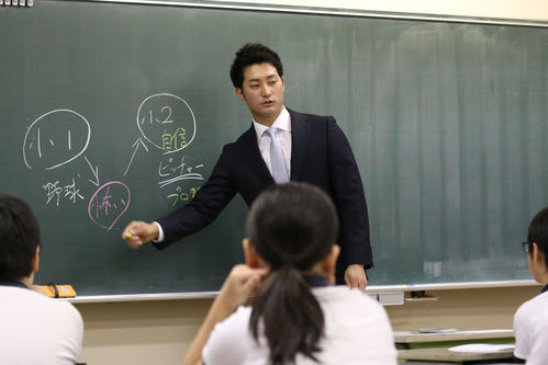 18年12月、学校で授業を行う日本ハム浅間