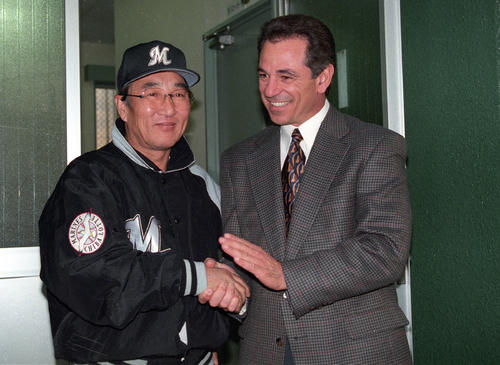 96年11月、メッツのバレンタイン監督（右）と握手