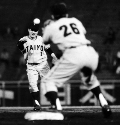 阪神で一塁へ送球する近藤昭仁（1964年4月21日）