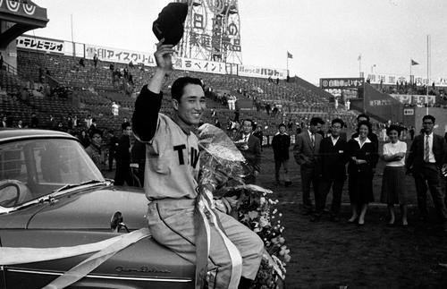 日本シリーズで最高殊勲選手賞に輝いた大洋近藤昭仁は賞品の車に乗って写真に納まる（1960年10月15日）