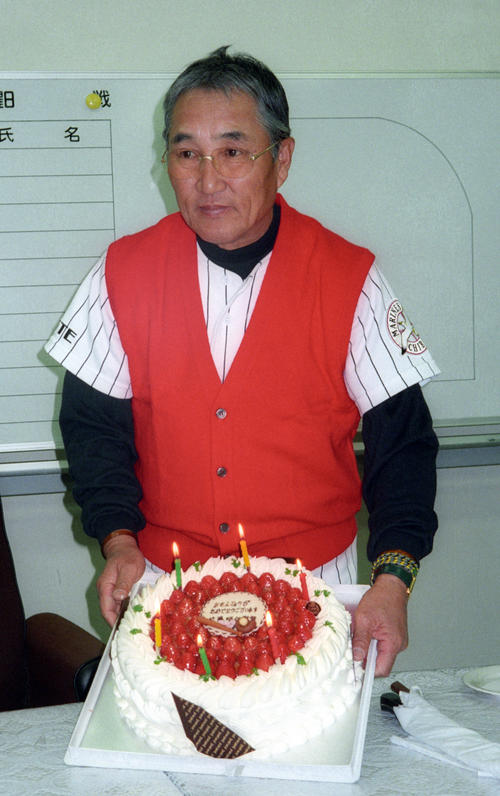 60歳の誕生日を迎え、還暦を祝ったロッテ近藤昭仁監督。選手会から真っ赤なバラの花束、コーチ陣からは赤のベストを贈られた（1998年4月1日）