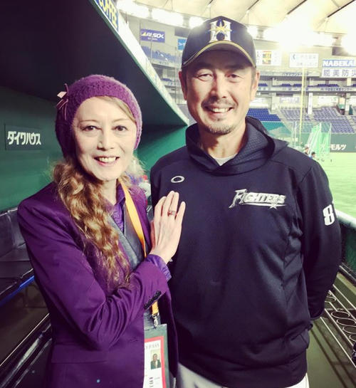 女性になったコウタ（左）は昨年、メッツ時代の同僚吉井理人（当時日本ハム投手コーチ）と再会した