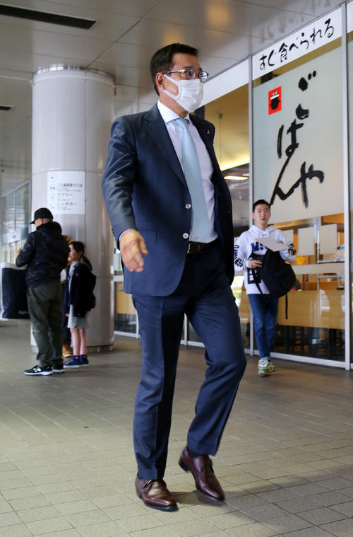 広島空港に到着した巨人原監督(撮影・垰建太)