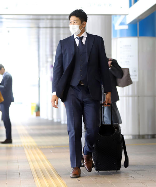 広島空港に到着した巨人菅野(撮影・垰建太)