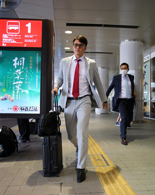 広島空港に到着した巨人坂本勇(左)と原監督(撮影・垰建太)