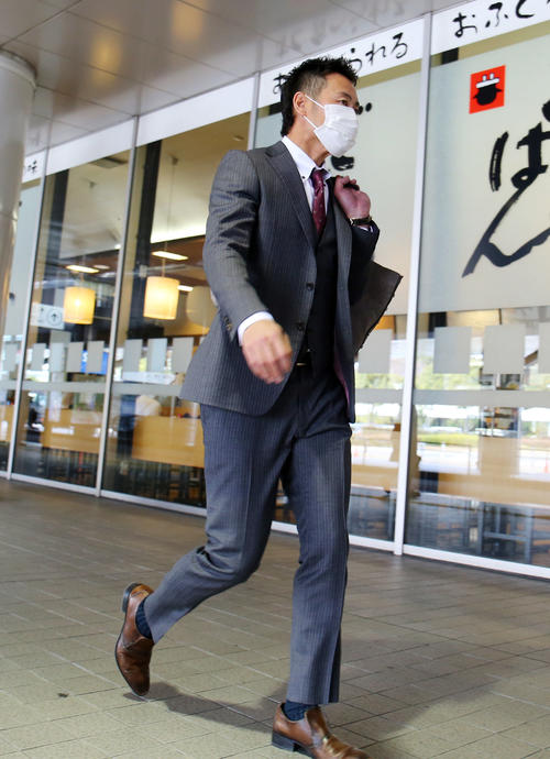 広島空港に到着した巨人亀井(撮影・垰建太)