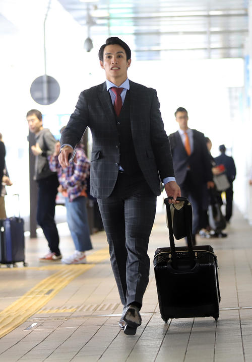 広島空港に到着した巨人陽(撮影・垰建太)