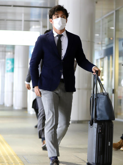 広島空港に到着した巨人吉川光(撮影・垰建太)