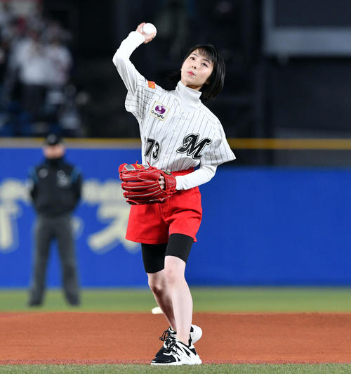 ロッテ対楽天　始球式で投球する浜辺美波（撮影・滝沢徹郎）