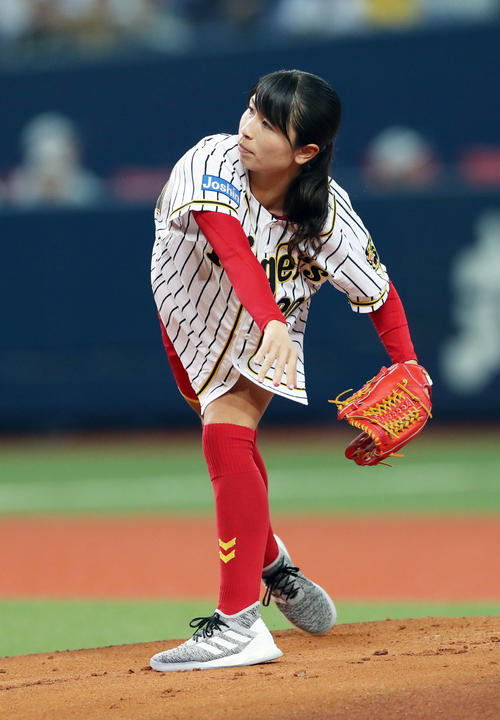 阪神対ヤクルト　阪神対ヤクルトの開幕戦で始球式を行うINAC神戸鮫島（撮影・前田充）