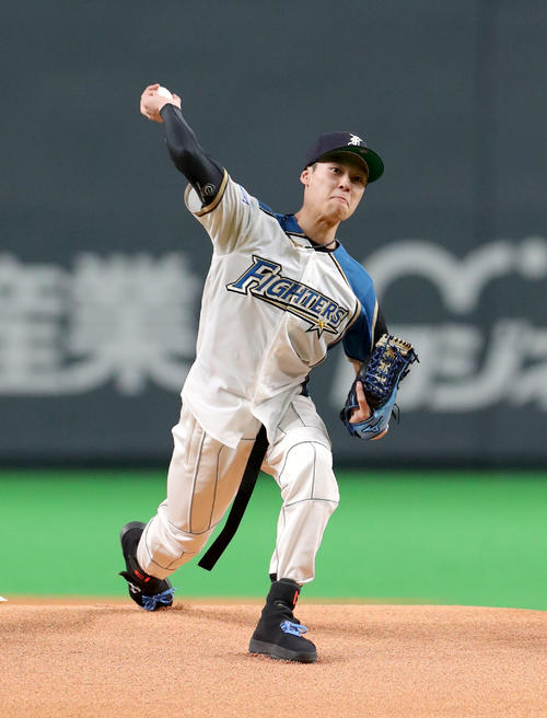 日本ハム対オリックス　始球式を務めるスキージャンプの小林陵（撮影・佐藤翔太）　　
