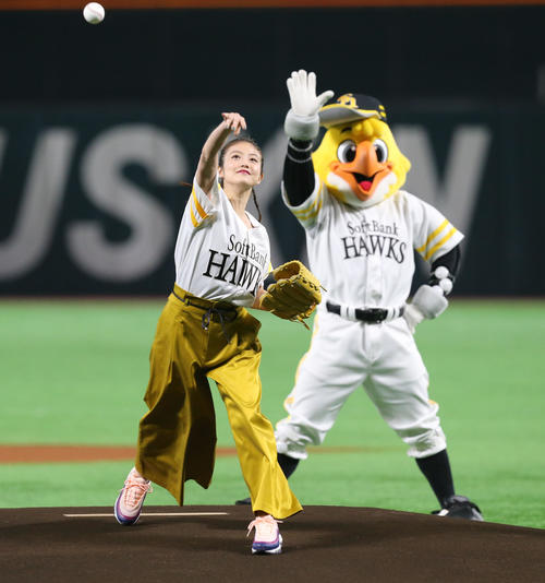 ソフトバンク対西武　始球式で見事な投球を披露した今田美桜（撮影・梅根麻紀）＝2019年3月29日、福岡ヤフオク！ドーム