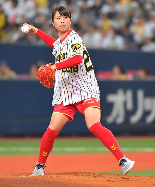 阪神対ヤクルト　阪神開幕戦の始球式を務めたサッカー女子日本代表の鮫島彩（撮影・上田博志）