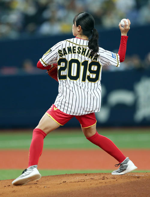 阪神対ヤクルト　阪神対ヤクルトの開幕戦で始球式を行うINAC神戸鮫島（撮影・前田充）