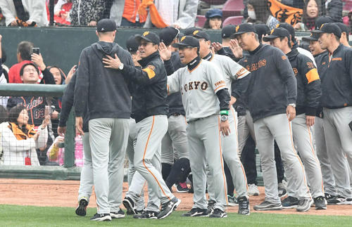 今季初勝利の巨人原監督（中央）は勝利投手のヤングマンをねぎらう（撮影・山崎安昭）